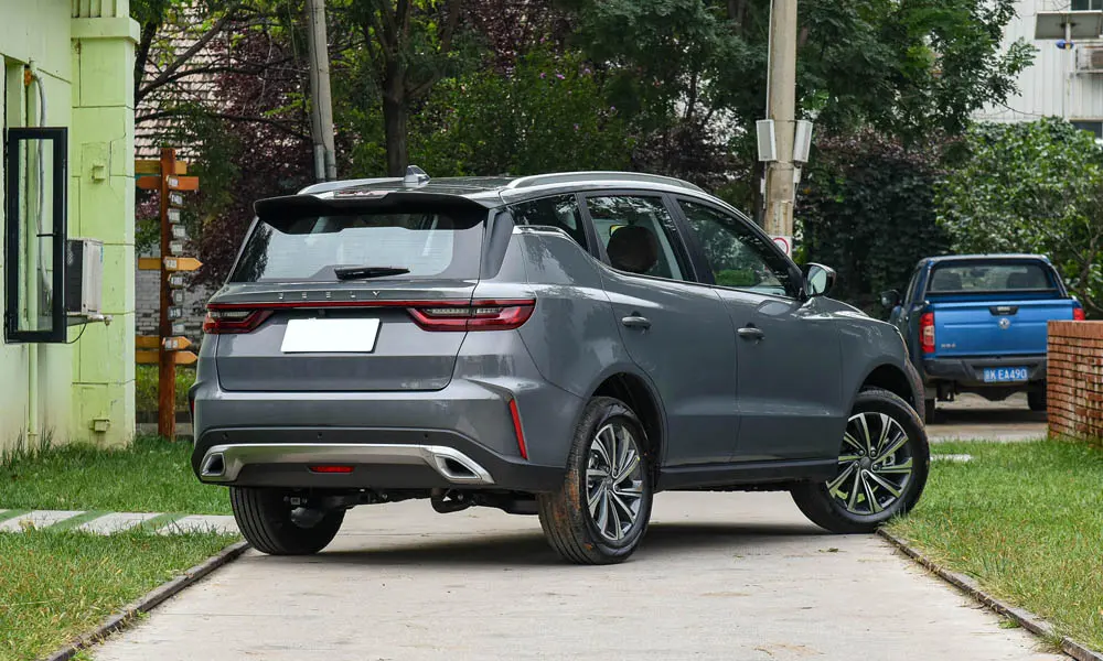 Фото Geely Emgrand X7 (2024) — вид сзади, фото 7. Графика фонарей, бампер и оформление пятой двери Geely Emgrand X7 (2024) — вид сзади, фото 7