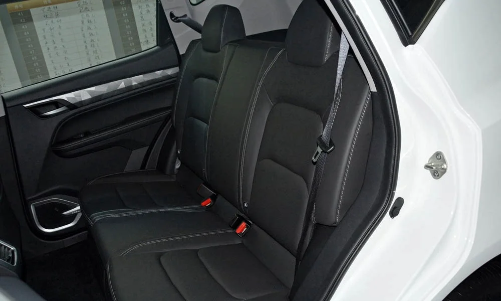 Фото Geely Emgrand X7 (2024) — задние сиденья. Посадка второго ряда: подголовники и подлокотник. Плоский пол упрощает посадку втроём Geely Emgrand X7 (2024) — задние сиденья