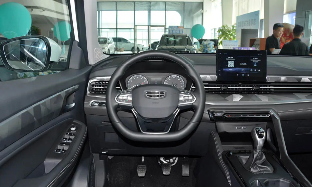 Фото Geely Emgrand X7 (2024) — руль. Обшивка обода и компоновка спиц крупным планом. Правильная посадка: руки на «9 и 3», приборы читаются поверх обода Geely Emgrand X7 (2024) — руль