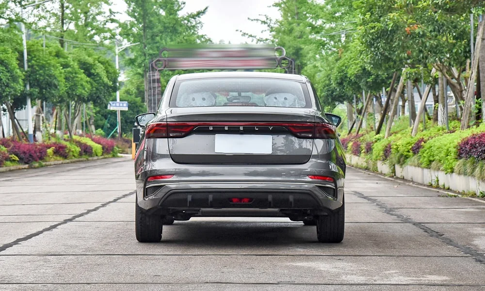 Geely Emgrand (2023) — вид сзади, фото 2