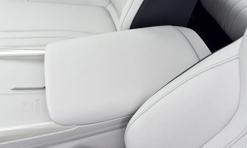 Фото Geely Galaxy EX5 (2024) — центральный подлокотник. Зона отдыха правой руки между креслами. Внутри — бокс для мелочей; у ряда версий с охлаждением и USB Geely Galaxy EX5 (2024) — центральный подлокотник