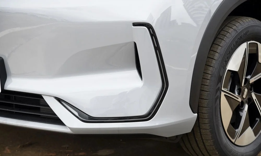 Фото Geely Galaxy EX5 (2024) — порт зарядки. Разъём и индикация процесса зарядки. Индикатор рядом с разъёмом показывает статус зарядки цветом Geely Galaxy EX5 (2024) — порт зарядки