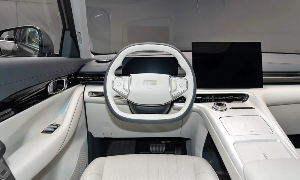 Фото Geely Galaxy EX5 (2024) — передняя панель. Архитектура передней панели: ярусы, вставки и консоль в светло-серой гамме Geely Galaxy EX5 (2024) — передняя панель