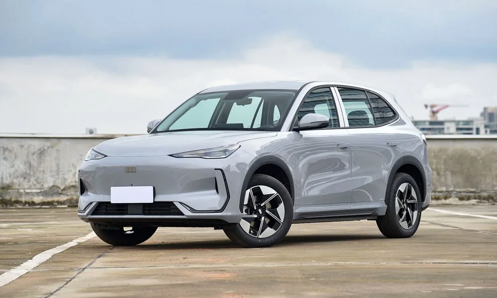 Фото Geely Galaxy EX5 (2024) — вид спереди, фото 2. Серый кузов, строгая симметрия оптики — базовый ракурс знакомства с дизайном. Дневные ходовые огни включаются автоматически с запуском Geely Galaxy EX5 (2024) — вид спереди, фото 2