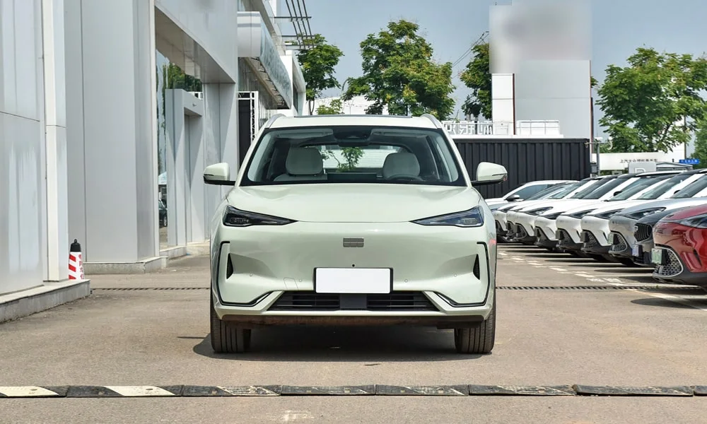 Фото Geely Galaxy EX5 (2024) — вид спереди, фото 3. Анфас: пропорции капота, посадка кузова и графика ходовых огней. Дневные ходовые огни включаются автоматически с запуском Geely Galaxy EX5 (2024) — вид спереди, фото 3