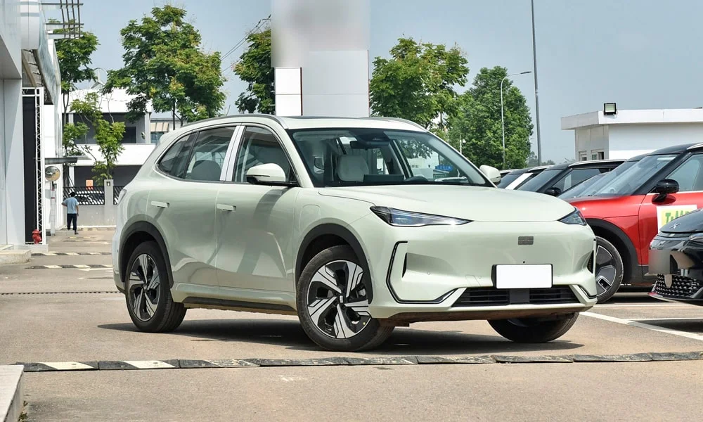 Фото Geely Galaxy EX5 (2024) — вид спереди, фото 4. Передок в зелёном исполнении — крупная светотехника и выразительный бампер. Дневные ходовые огни включаются автоматически с запуском Geely Galaxy EX5 (2024) — вид спереди, фото 4
