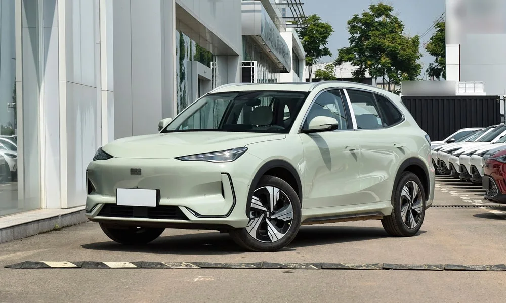 Фото Geely Galaxy EX5 (2024) — вид спереди, фото 5. Анфас: пропорции капота, посадка кузова и графика ходовых огней. Дневные ходовые огни включаются автоматически с запуском Geely Galaxy EX5 (2024) — вид спереди, фото 5