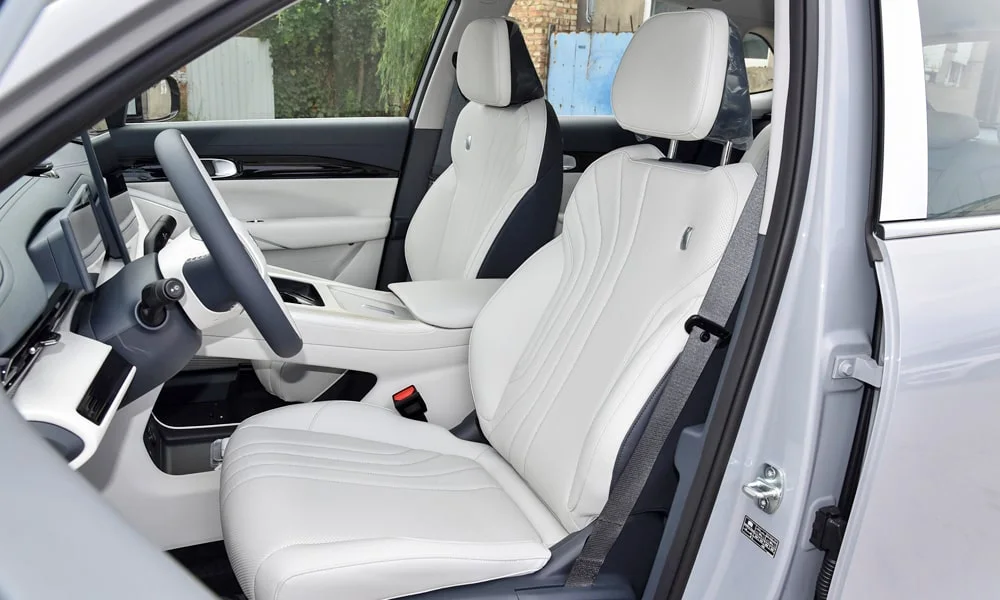 Фото Geely Galaxy EX5 (2024) — передние сиденья. Профиль кресел: боковая поддержка и подголовники. Выраженная боковая поддержка держит в поворотах Geely Galaxy EX5 (2024) — передние сиденья