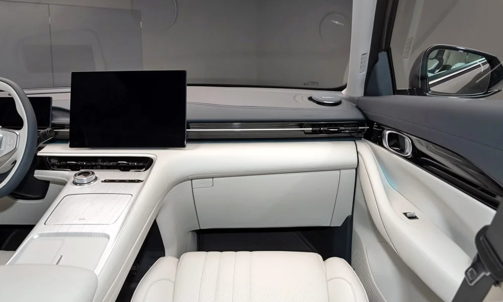 Фото Geely Galaxy EX5 (2024) — интерьер. Общий план салона: архитектура панели, консоль и кресла. Светлая гамма зрительно расширяет салон, тёмная — практичнее в уходе Geely Galaxy EX5 (2024) — интерьер