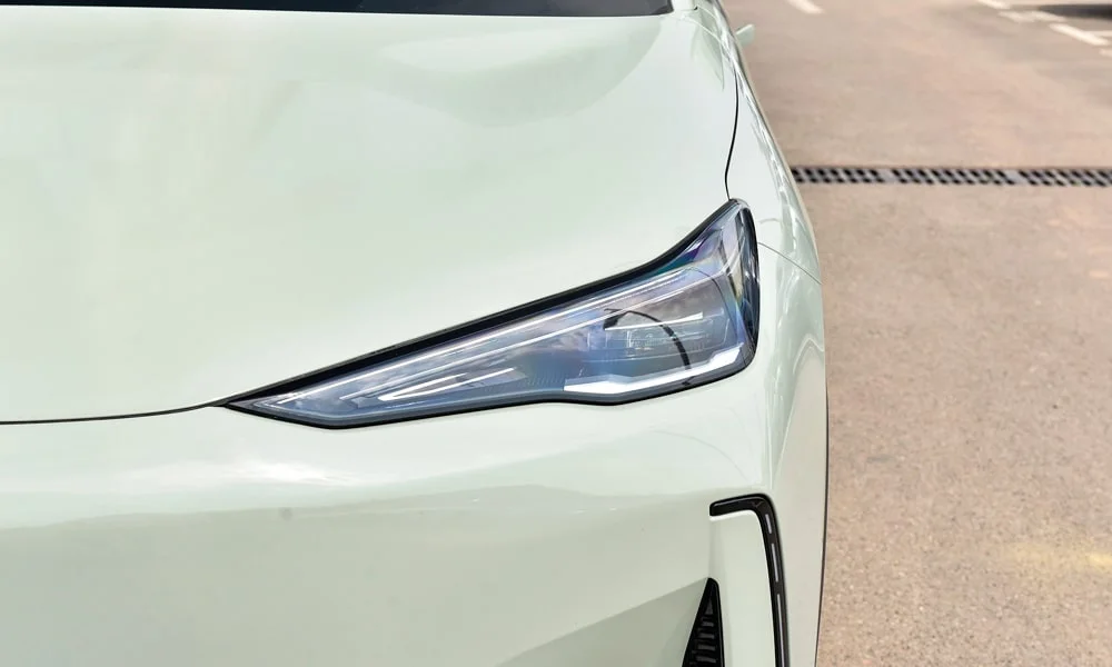 Фото Geely Galaxy EX5 (2024) — интерьер, фото 4. Общий план салона: архитектура панели, консоль и кресла. Уровень отделки читается по стыкам панелей и мягким поверхностям в зонах касания Geely Galaxy EX5 (2024) — интерьер, фото 4