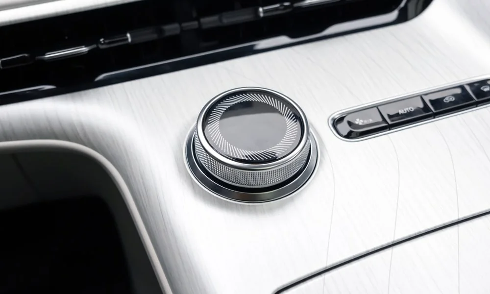 Фото Geely Galaxy EX5 (2024) — интерьер, фото 5. Общий план салона: архитектура панели, консоль и кресла. Светлая гамма зрительно расширяет салон, тёмная — практичнее в уходе Geely Galaxy EX5 (2024) — интерьер, фото 5