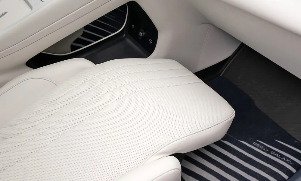 Фото Geely Galaxy EX5 (2024) — интерьер, фото 8. Общий план салона: архитектура панели, консоль и кресла. Уровень отделки читается по стыкам панелей и мягким поверхностям в зонах касания Geely Galaxy EX5 (2024) — интерьер, фото 8