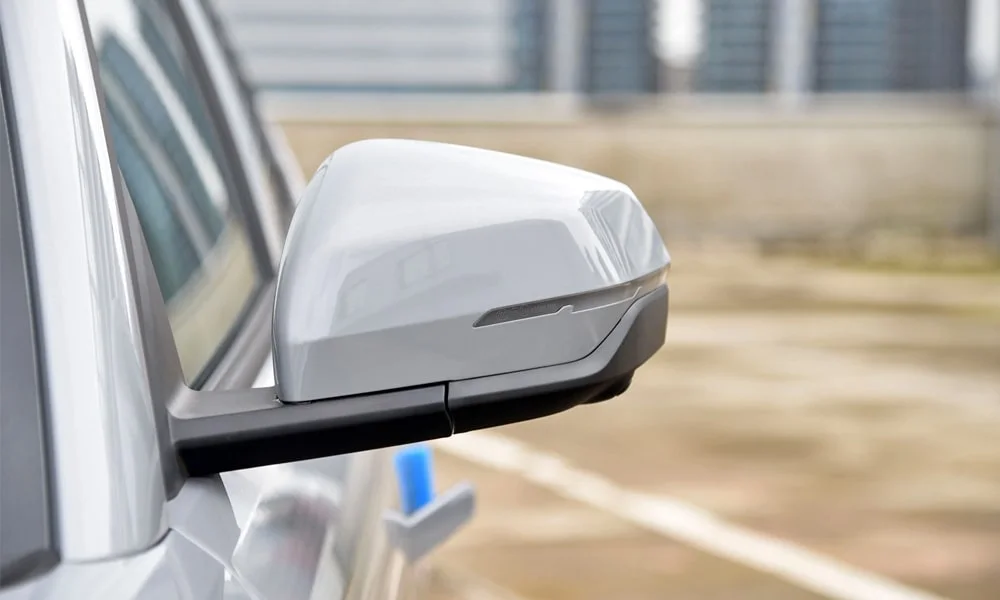 Фото Geely Galaxy EX5 (2024) — наружное зеркало. Корпус с повторителем поворота; у ряда версий здесь же камера кругового обзора. Обогрев и электроскладывание зеркал управляются с водительской двери Geely Galaxy EX5 (2024) — наружное зеркало