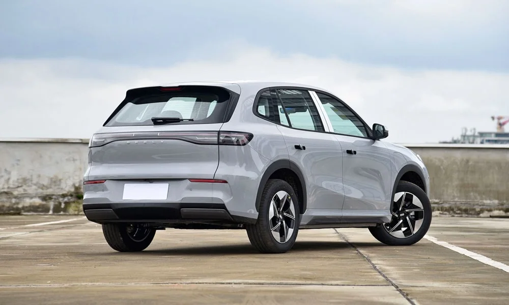 Фото Geely Galaxy EX5 (2024) — вид сзади, фото 3. Графика фонарей, бампер и оформление пятой двери. Светодиодная полоса или раздельные секции — задняя оптика стала главным украшением кормы Geely Galaxy EX5 (2024) — вид сзади, фото 3