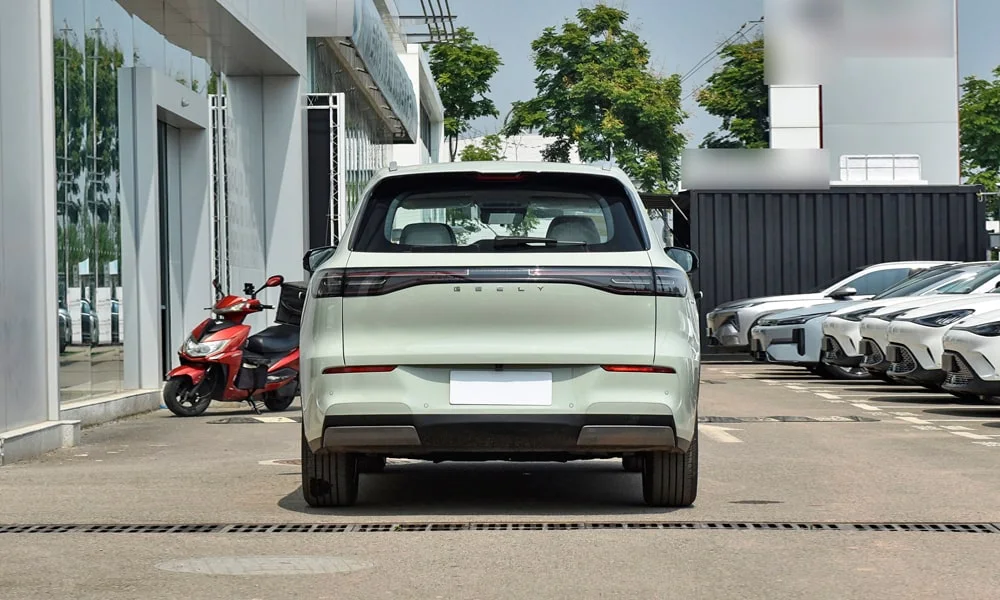 Фото Geely Galaxy EX5 (2024) — вид сзади, фото 4. Зелёный кузов сзади — фонари и бампер определяют ночной образ модели Geely Galaxy EX5 (2024) — вид сзади, фото 4