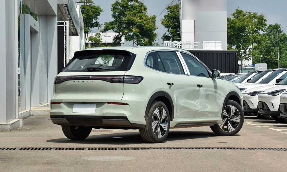 Фото Geely Galaxy EX5 (2024) — вид сзади, фото 5. Графика фонарей, бампер и оформление пятой двери. Светодиодная полоса или раздельные секции — задняя оптика стала главным украшением кормы Geely Galaxy EX5 (2024) — вид сзади, фото 5