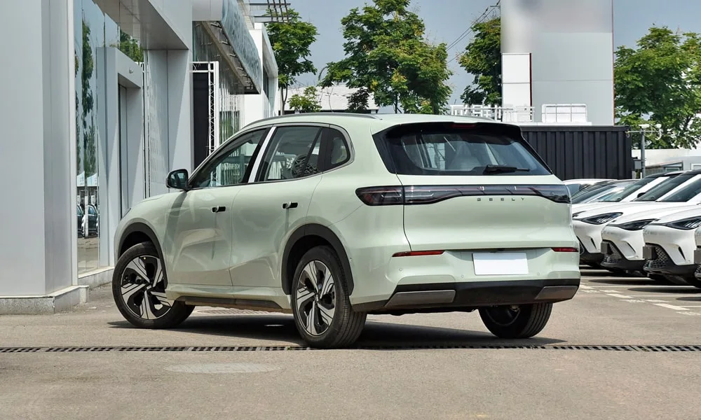 Фото Geely Galaxy EX5 (2024) — вид сзади, фото 6. Графика фонарей, бампер и оформление пятой двери. Светодиодная полоса или раздельные секции — задняя оптика стала главным украшением кормы Geely Galaxy EX5 (2024) — вид сзади, фото 6