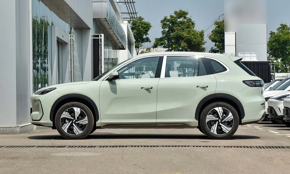 Фото Geely Galaxy EX5 (2024) — вид сбоку, фото 4. Профиль кузова: колёсная база, свесы и линия остекления. Длинная база — простор второго ряда; короткие свесы упрощают парковку Geely Galaxy EX5 (2024) — вид сбоку, фото 4
