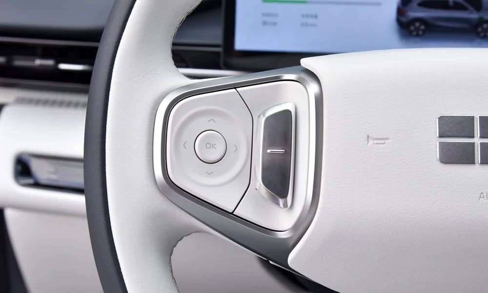 Фото Geely Galaxy EX5 (2024) — руль. Обшивка обода и компоновка спиц крупным планом Geely Galaxy EX5 (2024) — руль