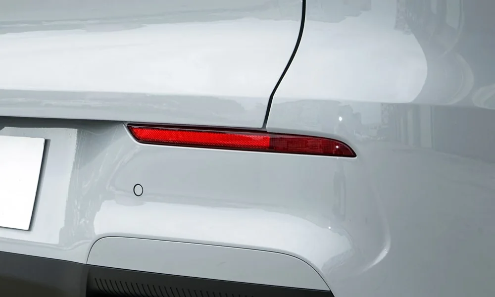 Фото Geely Galaxy EX5 (2024) — задние фонари. Графика секций крупным планом — ночная подпись модели. Динамические поворотники с бегущей индикацией встречаются в старших комплектациях Geely Galaxy EX5 (2024) — задние фонари