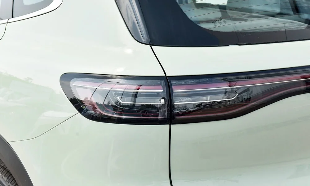 Фото Geely Galaxy EX5 (2024) — задние фонари, фото 2. Рассеиватель фонаря вблизи: компоновка секций габарита, стопа и поворотника. Динамические поворотники с бегущей индикацией встречаются в старших комплектациях Geely Galaxy EX5 (2024) — задние фонари, фото 2