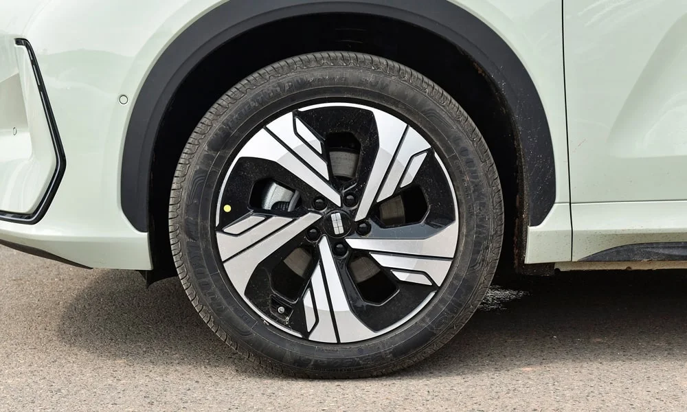 Фото Geely Galaxy EX5 (2024) — колесо и диск. Дизайн спиц и профиль резины крупным планом. При подборе зимнего комплекта сохраняйте наружный диаметр колеса Geely Galaxy EX5 (2024) — колесо и диск