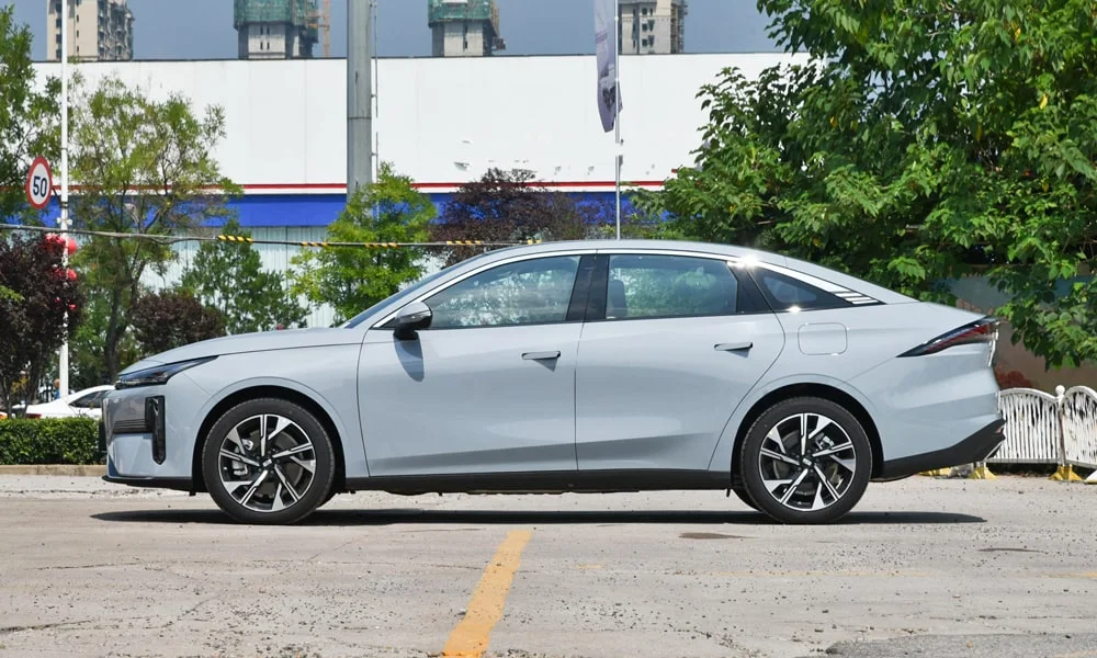 Geely Galaxy L6 (2024) — вид сбоку