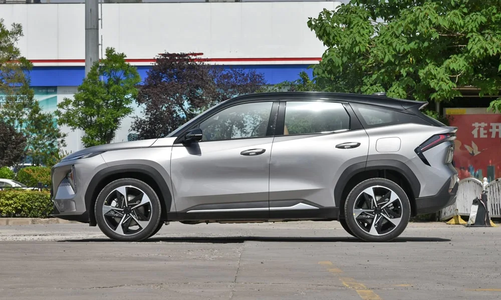 Geely Galaxy L7 (2024) — вид сбоку