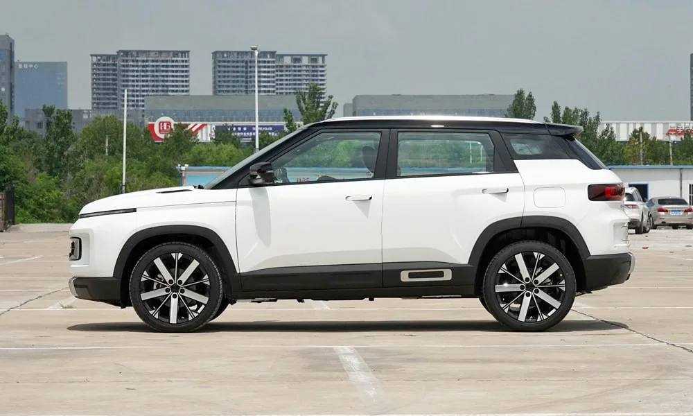 Geely Icon (2024) — вид сбоку