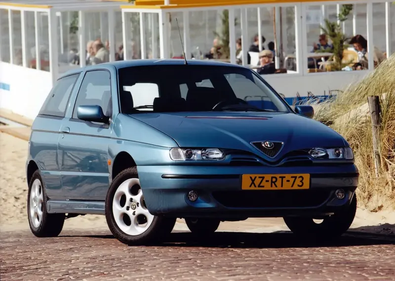 Alfa Romeo 145 рестайлинг 1999, хэтчбек 3 дв., 1 поколение, 930A (04.1999 - 05.2000)