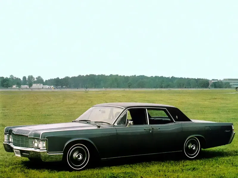 Lincoln Continental 5-й рестайлинг 1967, седан, 4 поколение (11.1967 - 08.1969)