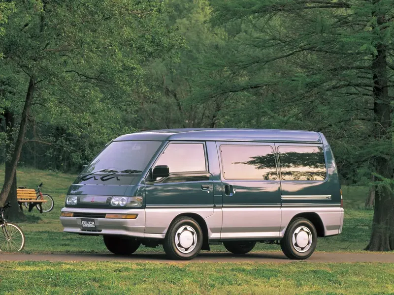 Mitsubishi Delica 2-й рестайлинг 1997, минивэн, 3 поколение (10.1997 - 09.1999)