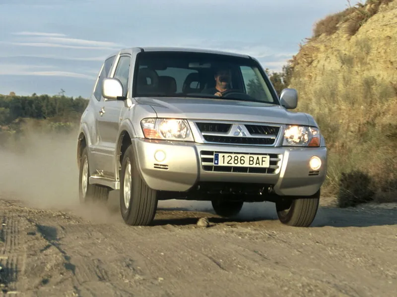 Mitsubishi Pajero рестайлинг 2003, джип/suv 3 дв., 3 поколение, V60 (05.2003 - 07.2006)