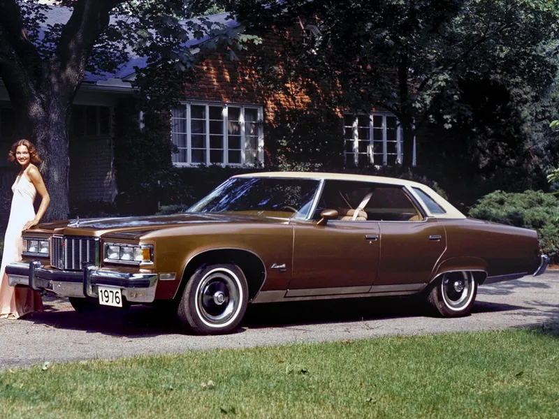Pontiac Bonneville 5-й рестайлинг 1975, седан, 6 поколение (09.1975 - 09.1976)