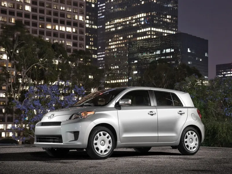 Scion xD рестайлинг 2010, хэтчбек 5 дв., 1 поколение (01.2010 - 07.2014)