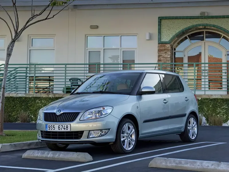 Skoda Fabia рестайлинг 2010, хэтчбек 5 дв., 2 поколение, 5J (03.2010 - 01.2015)