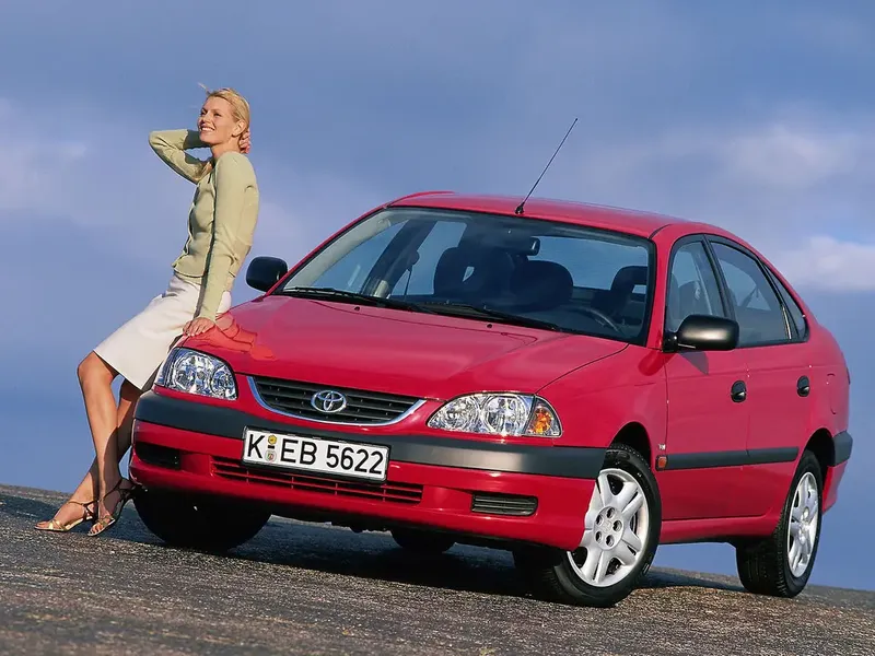 Toyota Avensis рестайлинг 2000, лифтбек, 1 поколение, T220 (07.2000 - 03.2003)