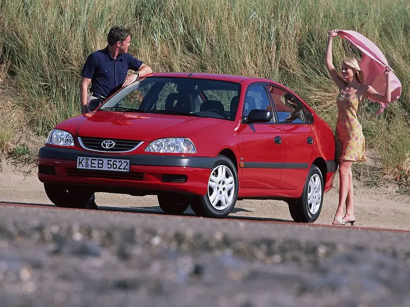 Toyota Avensis рестайлинг 2000, лифтбек, 1 поколение, T220 (07.2000 - 01.2003)