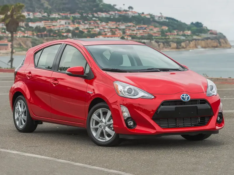 Toyota Prius C рестайлинг 2014, хэтчбек 5 дв., 1 поколение, NHP10 (11.2014 - 06.2017)