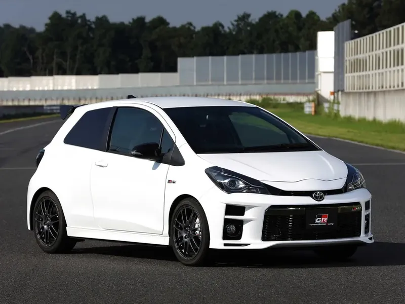 Toyota Vitz 2-й рестайлинг 2018, хэтчбек 3 дв., 3 поколение (04.2018 - 12.2018)