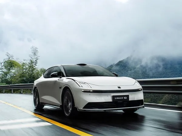 Lynk & Co 10 2025, седан, 1 поколение (09.2025 - н.в.)