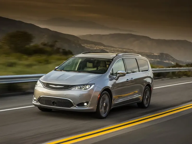 Chrysler Pacifica 2016, минивэн, 2 поколение (01.2016 - 01.2020)