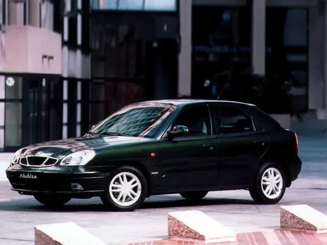 Daewoo Nubira рестайлинг 1999, хэтчбек 5 дв., 1 поколение (04.1999 - 03.2002)