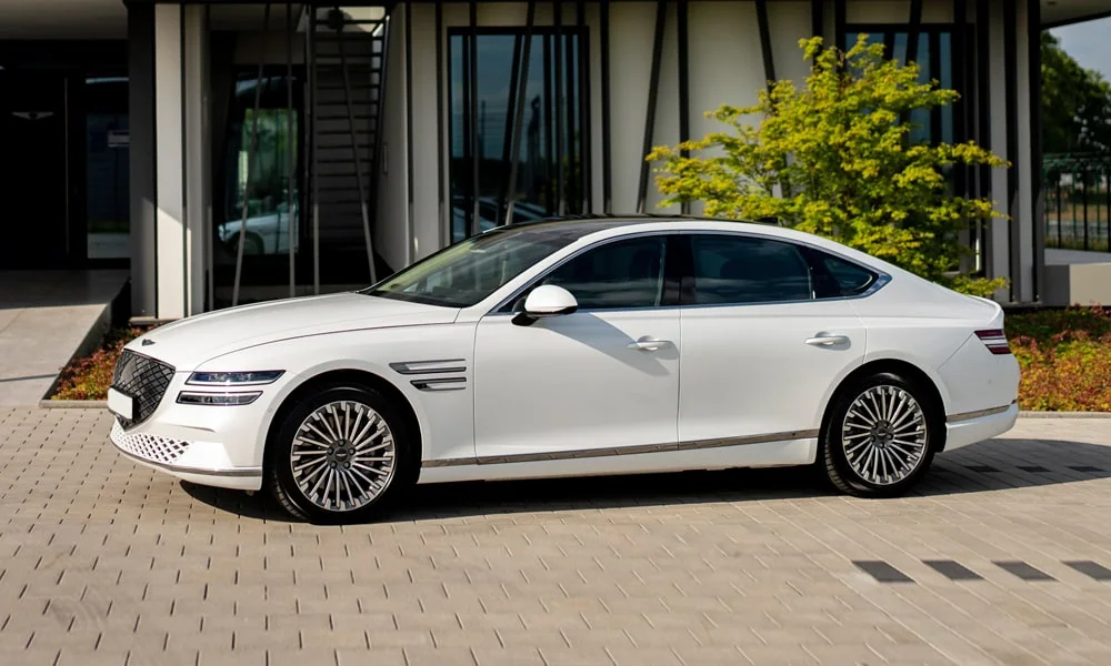 Genesis Electrified G80 (2024) — вид спереди, фото 3
