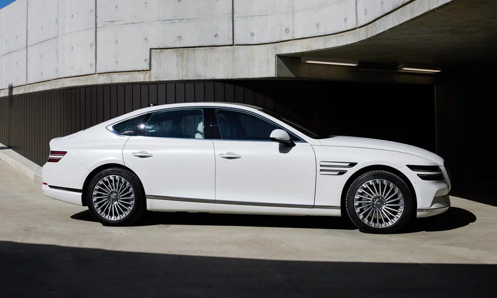 Genesis Electrified G80 (2024) — вид сбоку