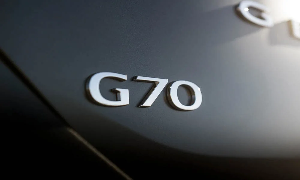 Фото Genesis G70 Shooting Brake (2022) — эмблема. Логотип марки крупным планом Genesis G70 Shooting Brake (2022) — эмблема
