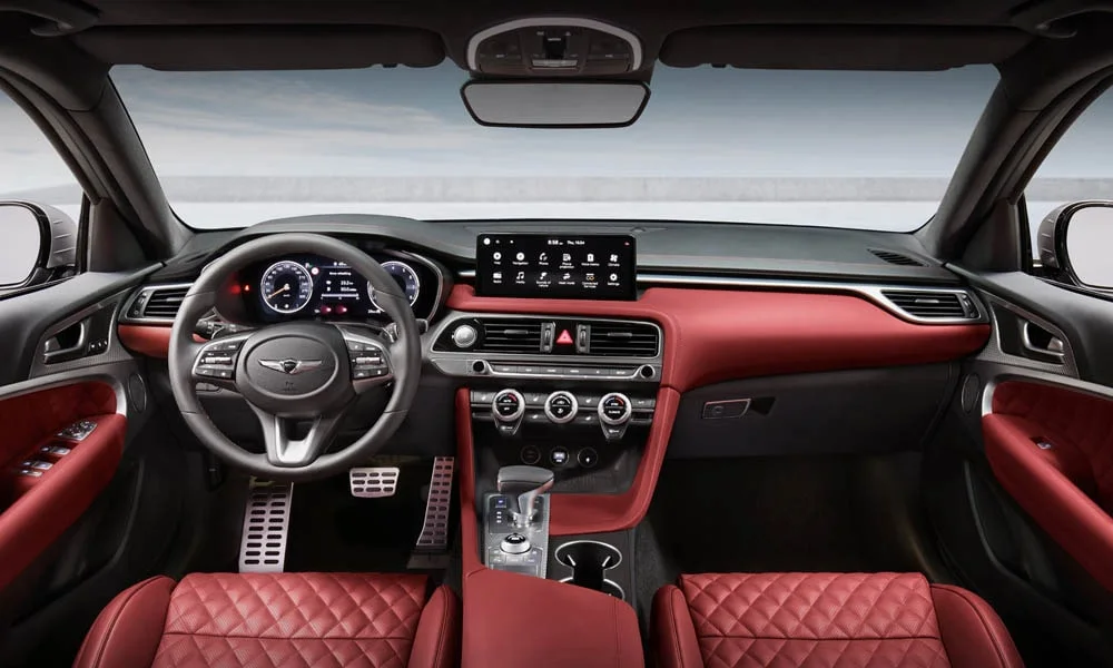 Фото Genesis G70 Shooting Brake (2022) — передняя панель. Архитектура передней панели: ярусы, вставки и консоль в красно-чёрной гамме. Мягкие материалы верхнего яруса и вставки задают уровень интерьера Genesis G70 Shooting Brake (2022) — передняя панель