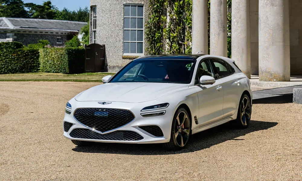 Фото Genesis G70 Shooting Brake (2022) — вид спереди, фото 5. Белый кузов, строгая симметрия оптики — базовый ракурс знакомства с дизайном Genesis G70 Shooting Brake (2022) — вид спереди, фото 5