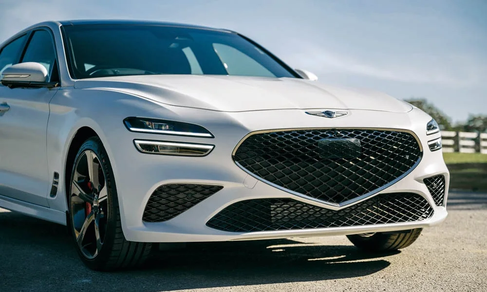 Фото Genesis G70 Shooting Brake (2022) — вид спереди, фото 6. Анфас: пропорции капота, посадка кузова и графика ходовых огней. Дневные ходовые огни включаются автоматически с запуском Genesis G70 Shooting Brake (2022) — вид спереди, фото 6