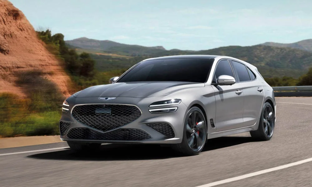 Фото Genesis G70 Shooting Brake (2022) — вид спереди, фото 7. Анфас: пропорции капота, посадка кузова и графика ходовых огней. Рисунок ходовых огней — подпись модели, по нему её узнают в потоке Genesis G70 Shooting Brake (2022) — вид спереди, фото 7